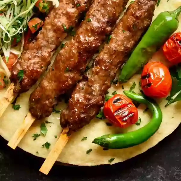 Brochettes d'adana grillées, poivron et tomate